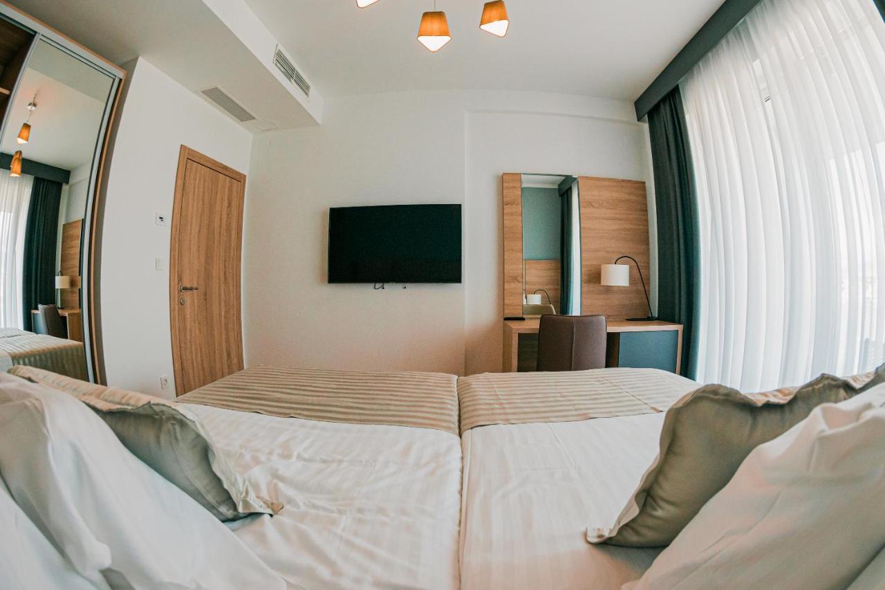 Kaneo Beach Hotel โนวาลยา ภายนอก รูปภาพ