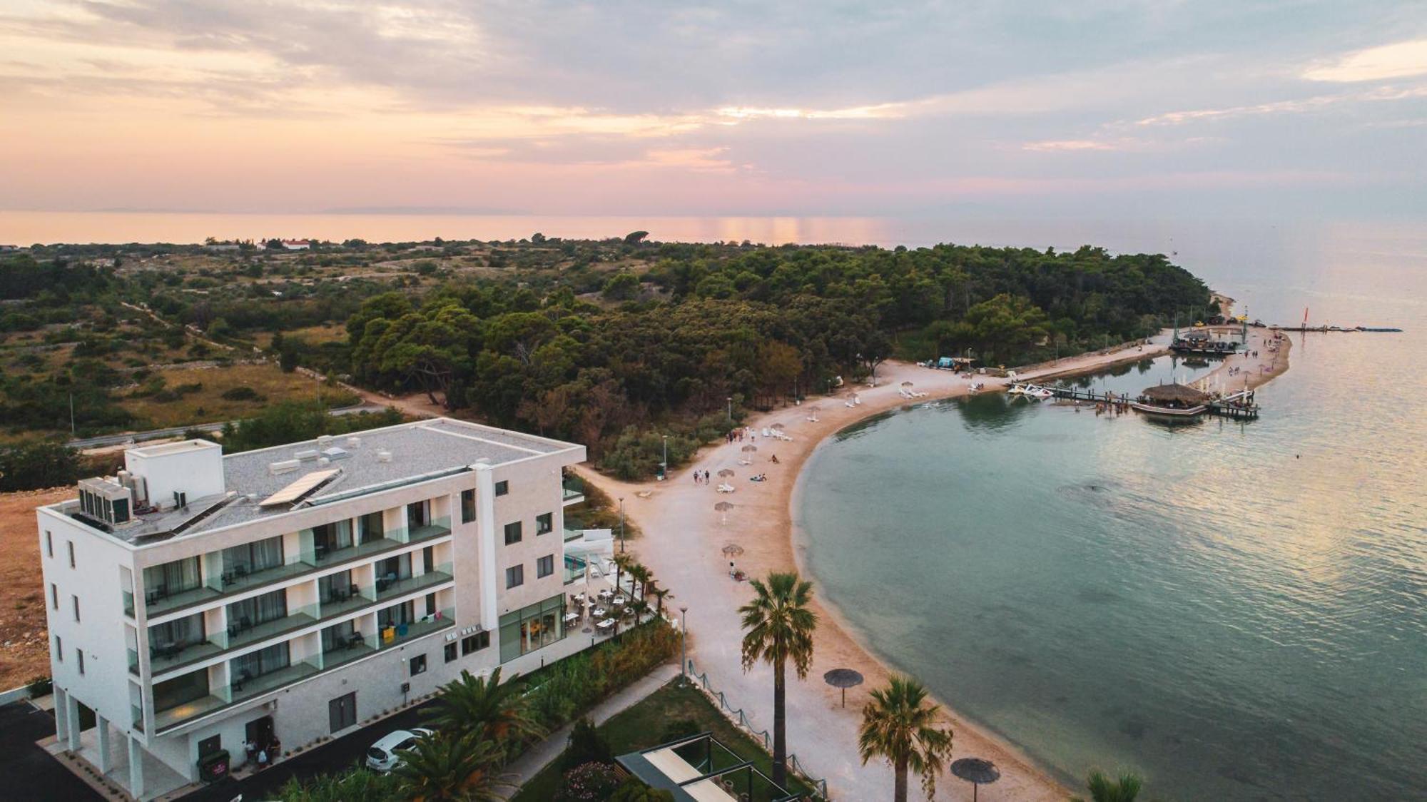 Kaneo Beach Hotel โนวาลยา ภายนอก รูปภาพ
