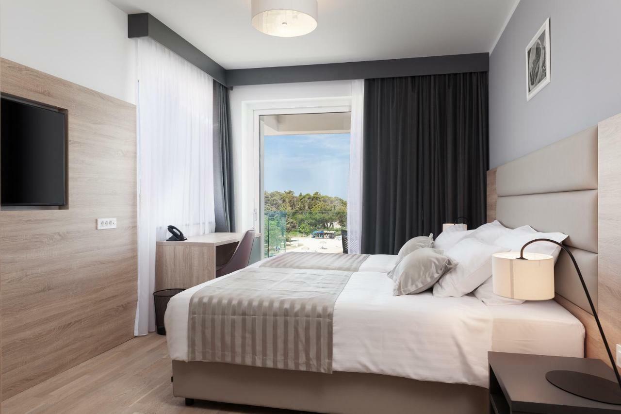 Kaneo Beach Hotel โนวาลยา ภายนอก รูปภาพ